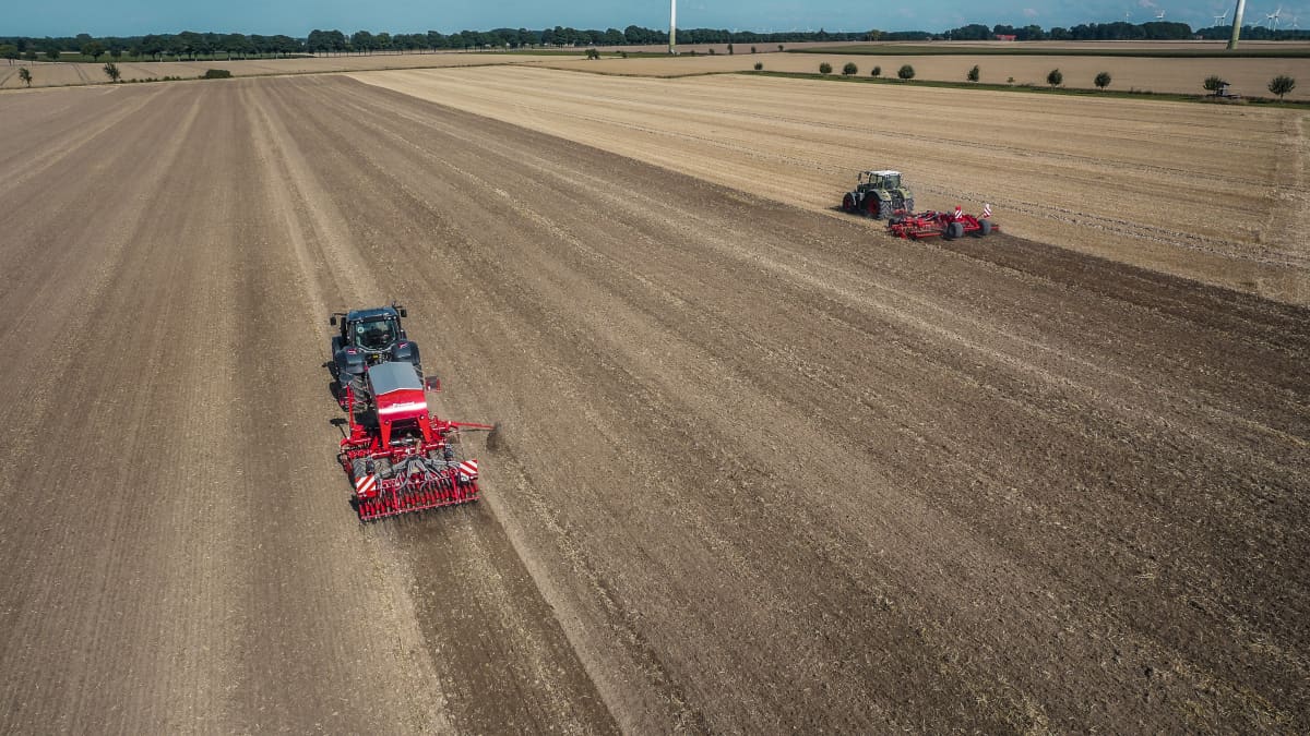 Kverneland u-drill, universal seed drill combination - seedbed preparation and levelling