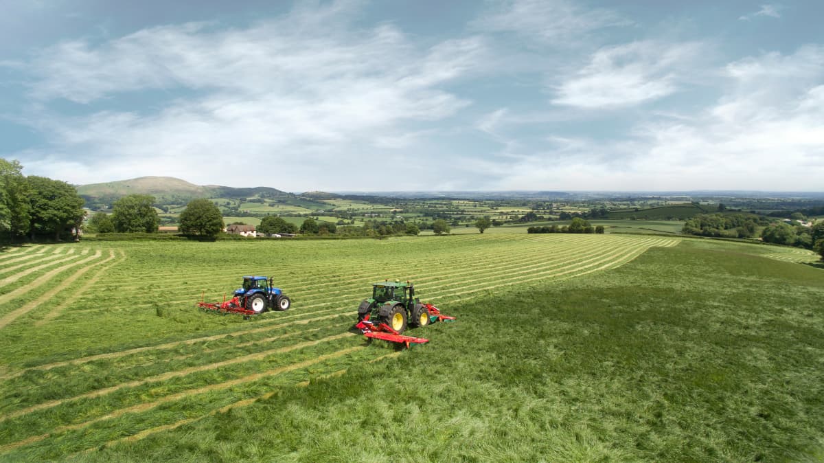 Mower Conditioners - Kverneland 3200 MN/MR operating on field