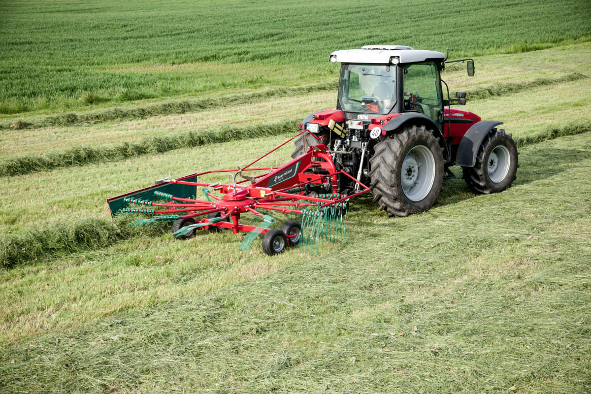 Single Rotor Rakes - Kverneland 9032 9035 9439 9442T 9443 9447T, compact and efficient during operating