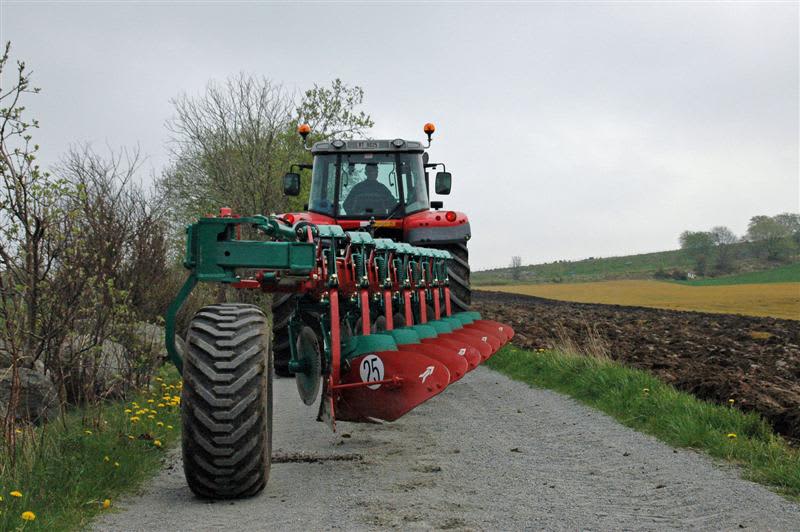 Conventional Ploughs - Kverneland BE hydraulic operated rear wheel for easy steering