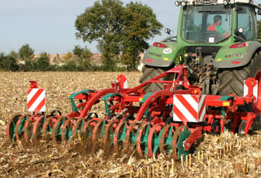 Stubble Cultivators - Kverneland-CLC-pro-Cut behind tractor in field