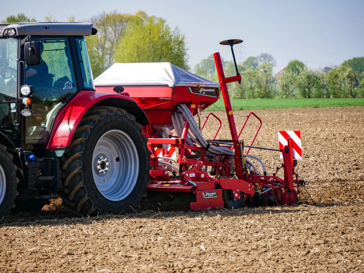 Kverneland DA, light weighted cultivator mounted seed drill for harrows