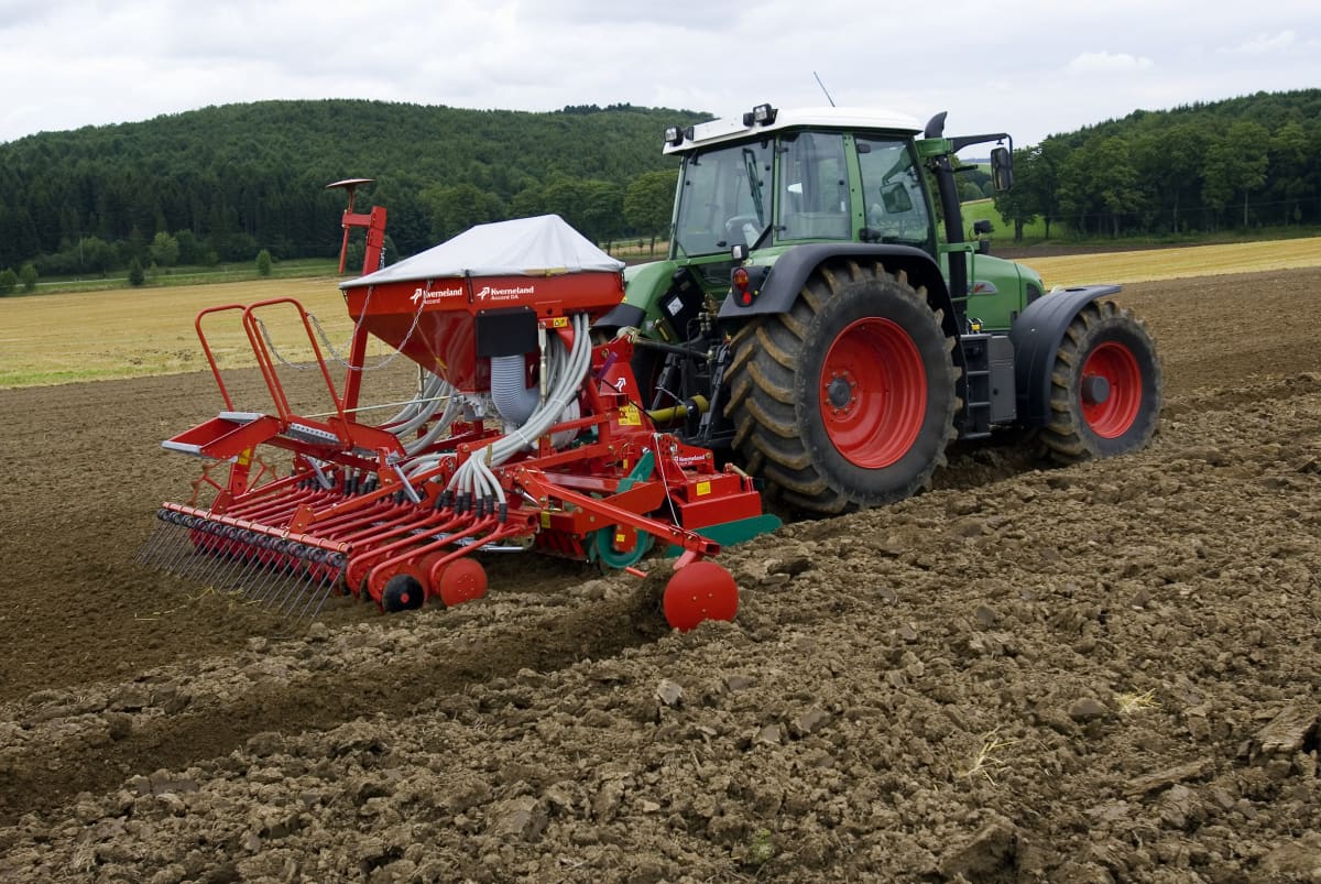 Pneumatic seed drills - Kverneland DA offers IsoMatch which provides great guidance for the user