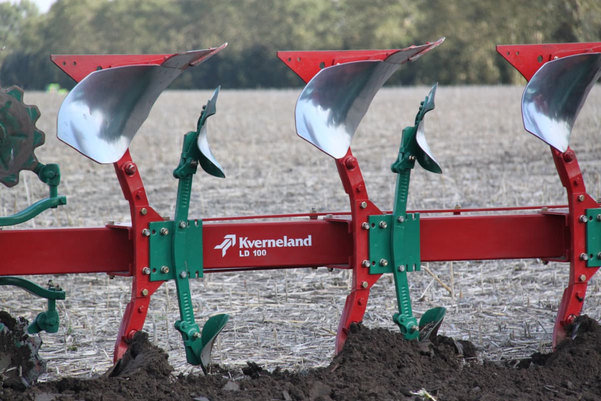 Reversible Mounted Ploughs- Kverneland ED LD, renowned worldwide for ploughing quality and resistance