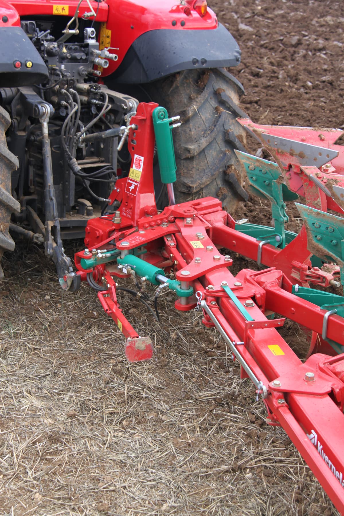 Reversible Mounted Ploughs - Kverneland ES-LS, Vari-width® system, Packomat, Auto-reset system and Variomat