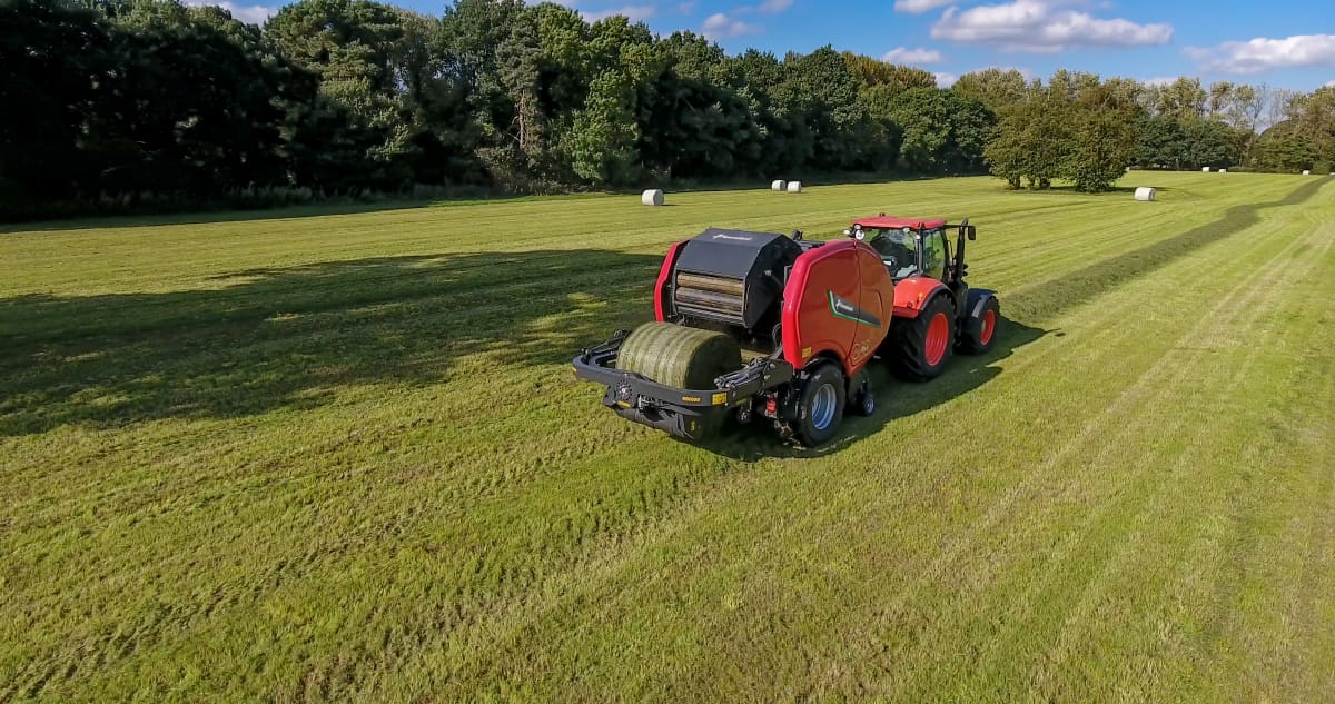 Fixed Chamber Baler-Wrapper combinations - FastBale Kverneland, operating on field behind tractor