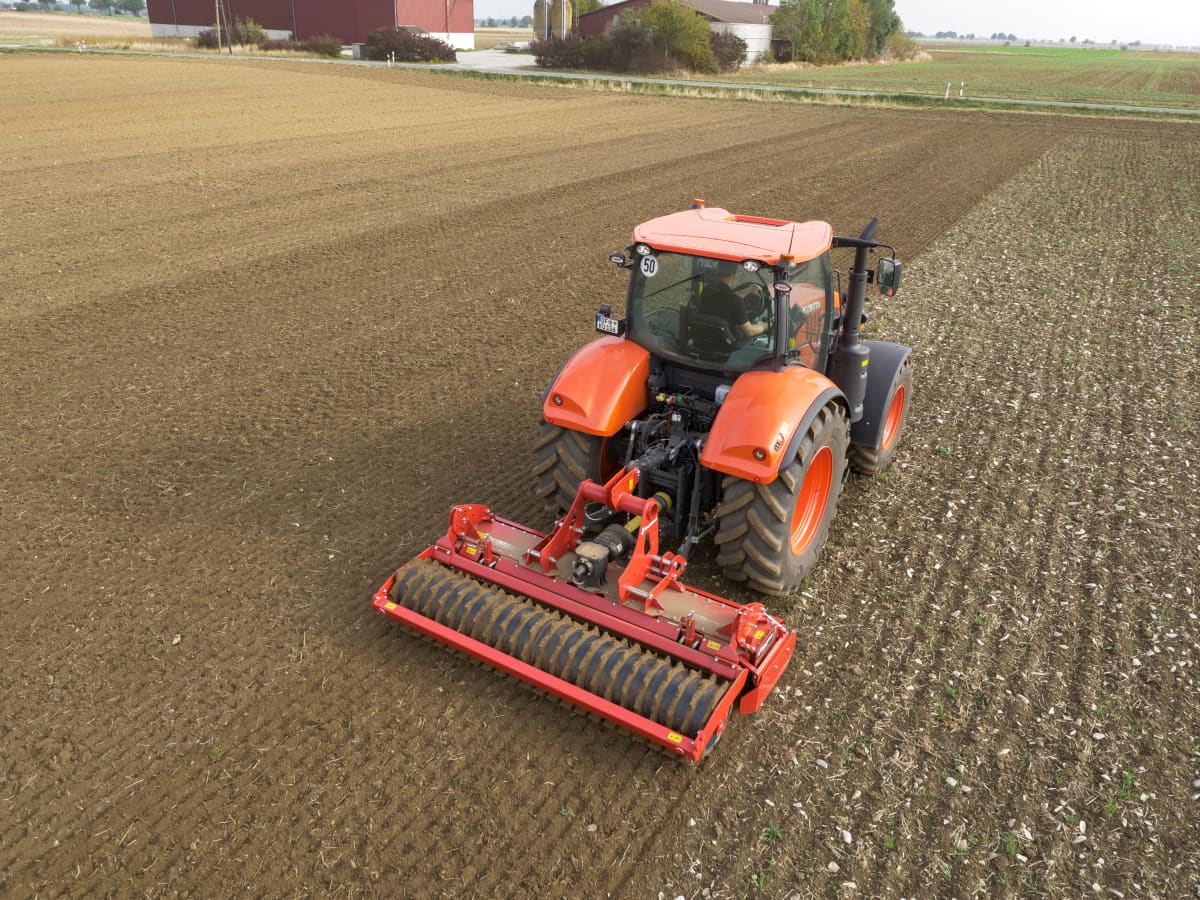 Kverneland H series, robuste, de taille moyenne mais efficace dans la plupart des conditions