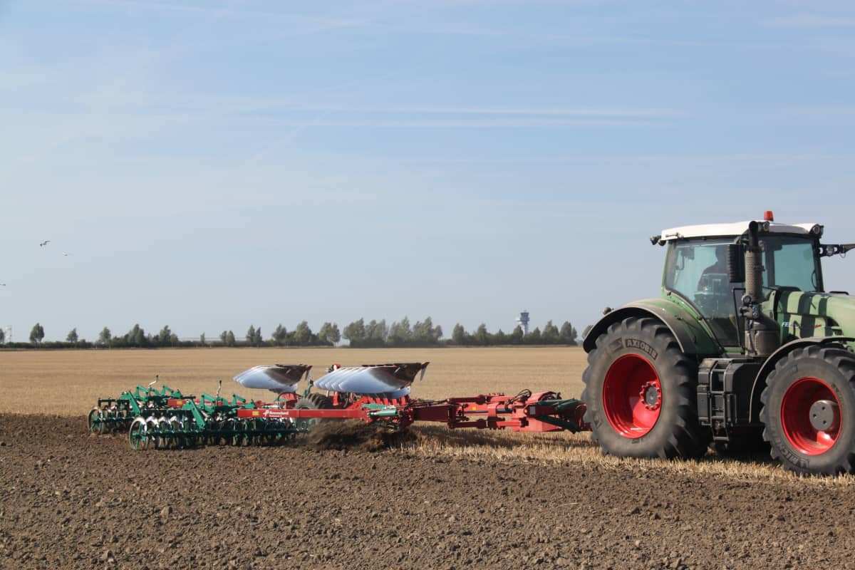Reversible Semi-Mounted Ploughs - Kverneland PW RW &amp;#039;s robust design makes it flexible during ploughing