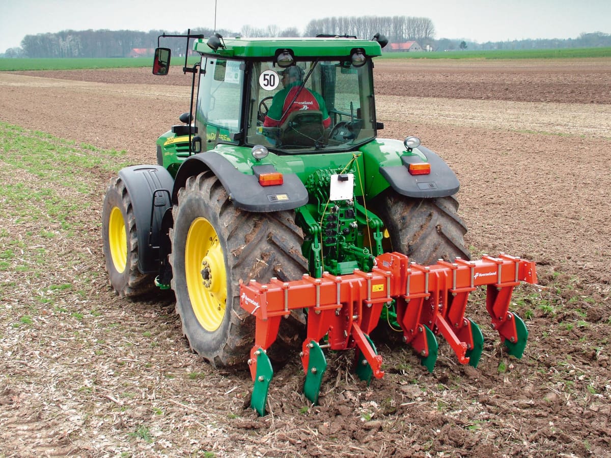 Subsoilers - Single beam Kverneland CLI subsoiler operating on field