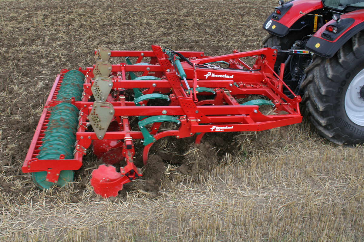 Stubble Cultivators - Kverneland-cultivator- CLC-pro ploughing field