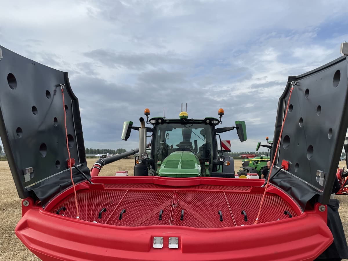 Open Kverneland Exacta TL GEOSPREAD fertilizer spreader hitched to a Fendt tractor in a field