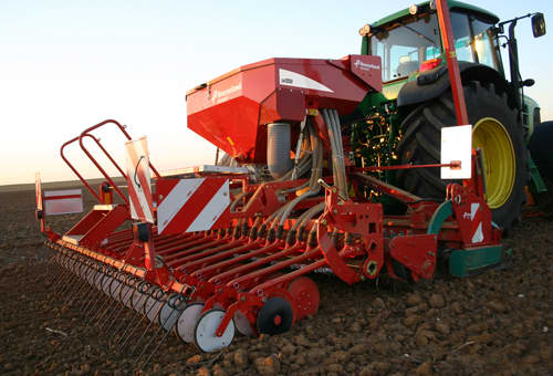Pneumatic seed drills - Kverneland DL, operating with high performance and efficiency on field
