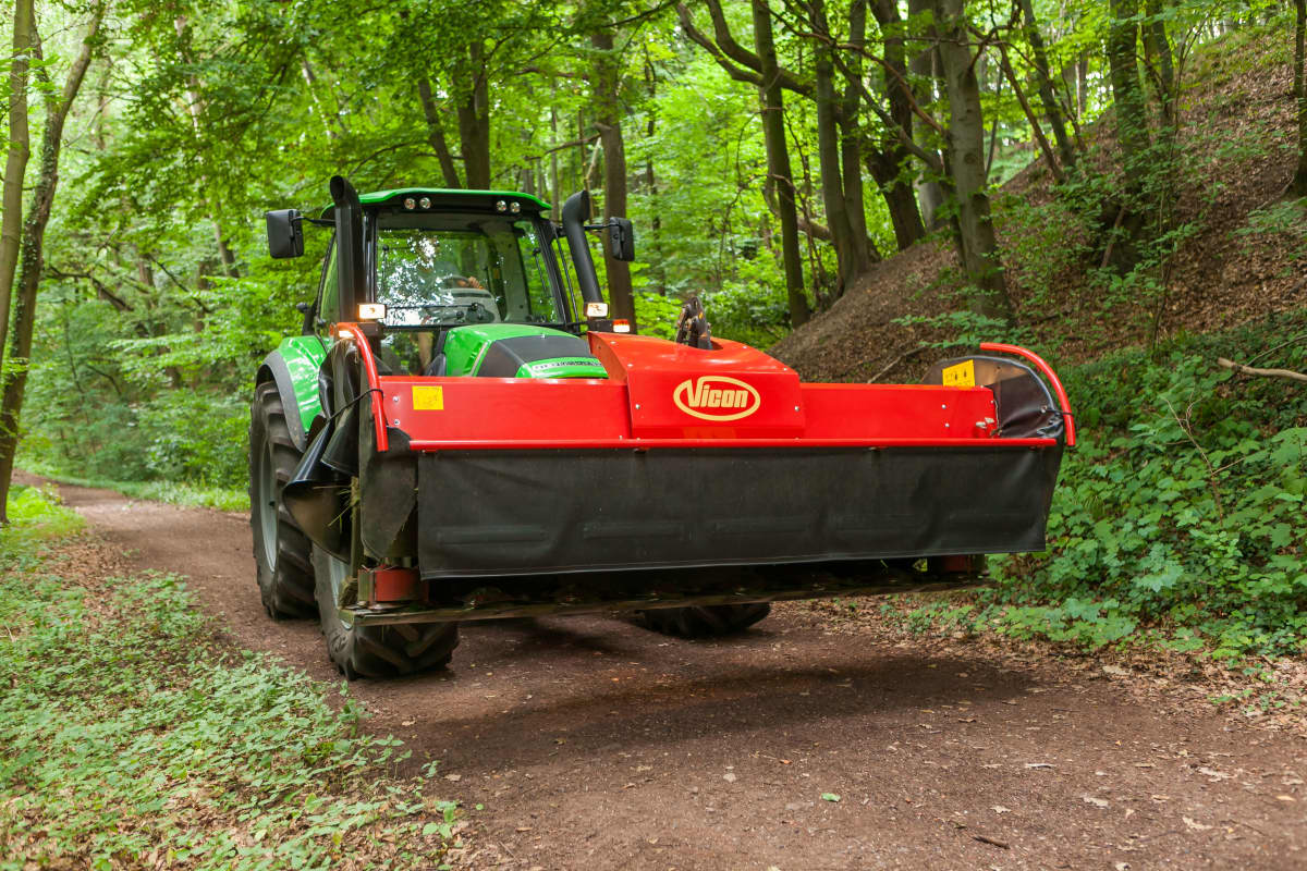 Plain Mowers - Vicon EXTRA 332XF, designed for narrow swathing and wide spreading, first front disc mower with with an actively driven swath former