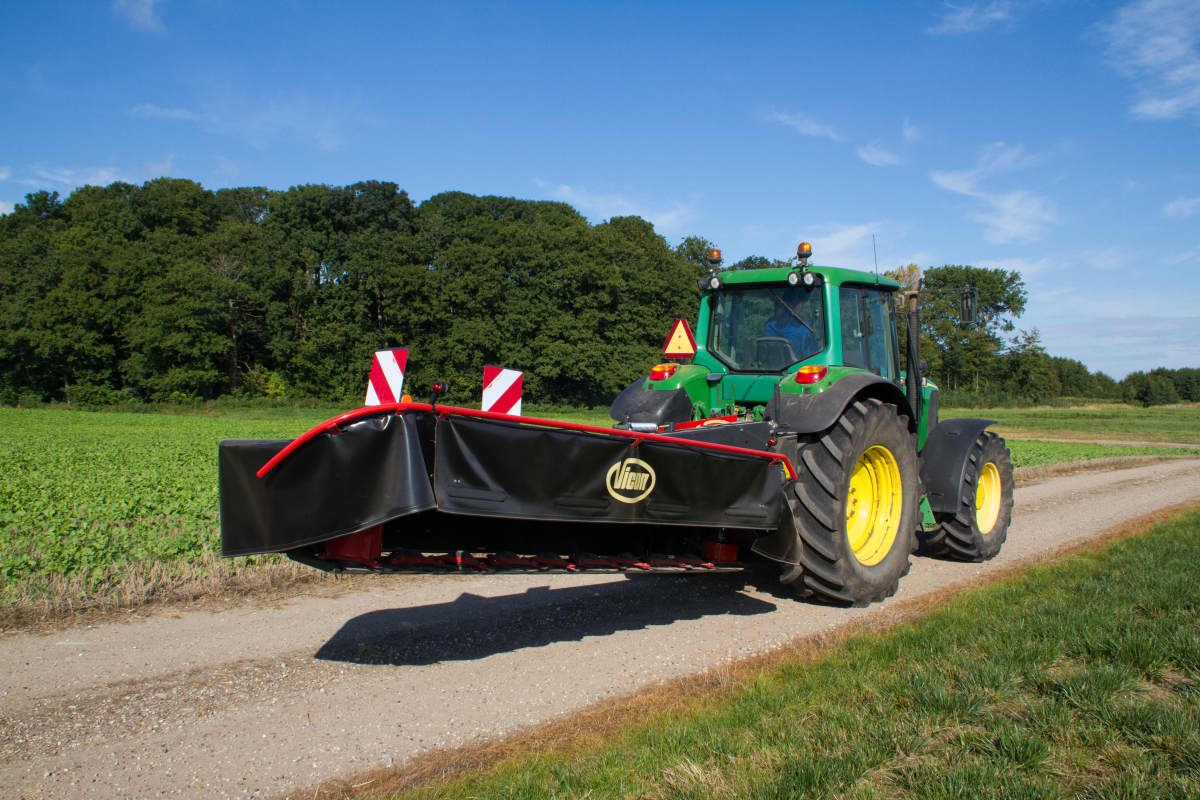 Plain Mowers - VICON EXTRA 432H - 436H - 440H - REAR MOUNTED DISC MOWERS, a disc mower with hydraulic suspension and high performance during field operation