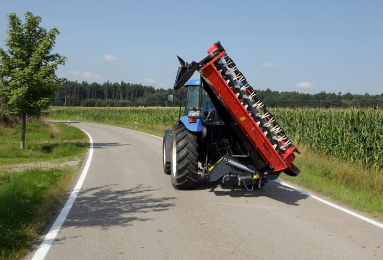 Kosiarka z kondycjonerem - VICON EXTRA 624T - 628T/R - 632T FARMER, pionowe ustawienie jazda dla bezpiecznego i efektywnego transportu