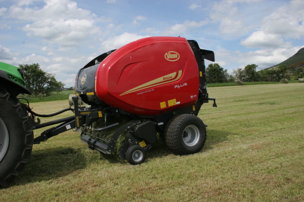 Variable Chamber round balers - VICON RV 5216 - 5220 PLUS, high performance during field operation