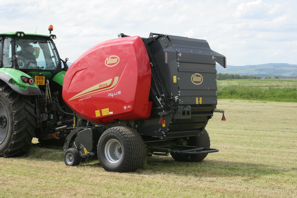 Variable Chamber round balers - VICON RV 5216 - 5220 PLUS, high performance during field operation