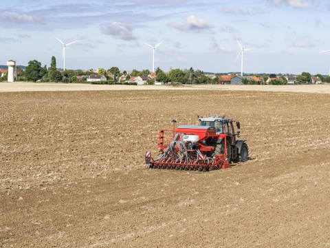 Pneumatic mounted seed drills