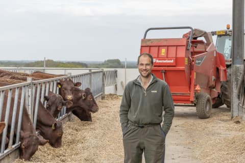 Kverneland 863 bedder provides straw saving ability