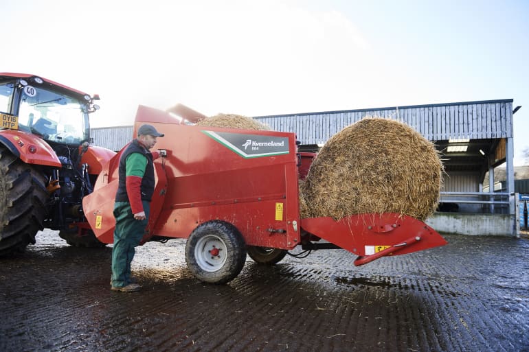 Easy loading of Bales - 863 & 864
