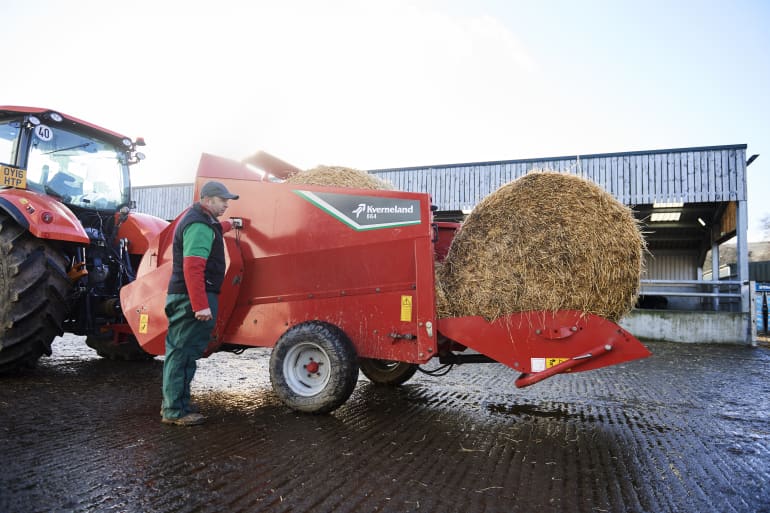 Easy loading of Bales -863 & 864