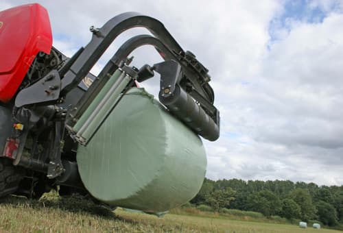 Gentle bale discharge and bale turner
