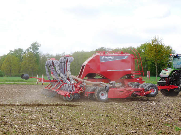 Kverneland u-drill, universal seed drill combination - seedbed preparation and levelling