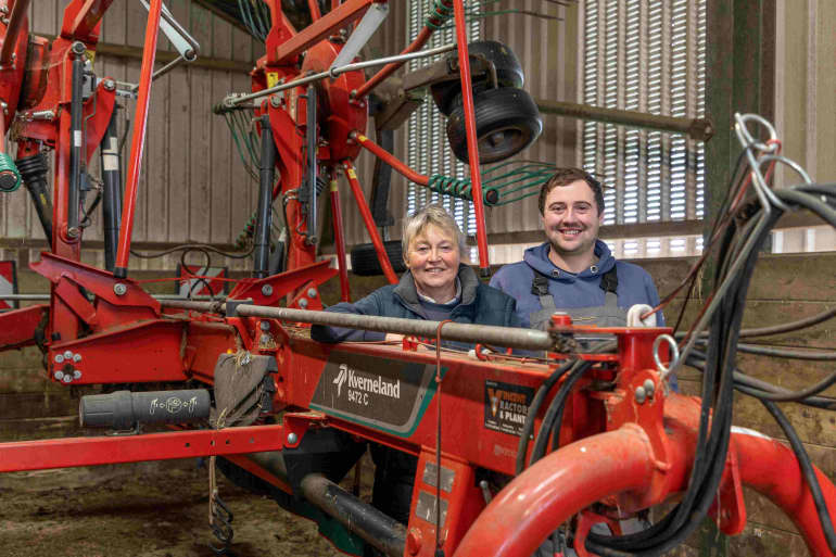 Kverneland - Double Rotor Kverneland 9472 C Rake buys time for silage-making