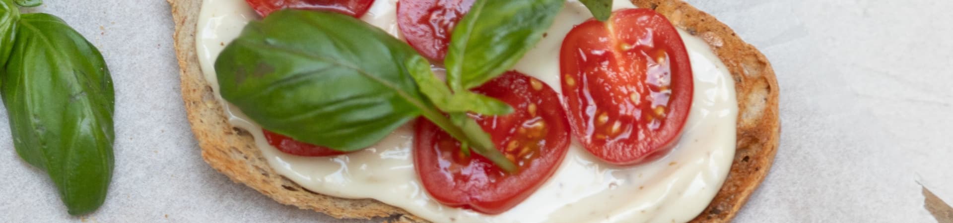 Hverdagsbruschetta med Kavli MagerOst, tomat og basilikum gir en lekker og lett lunsj.
