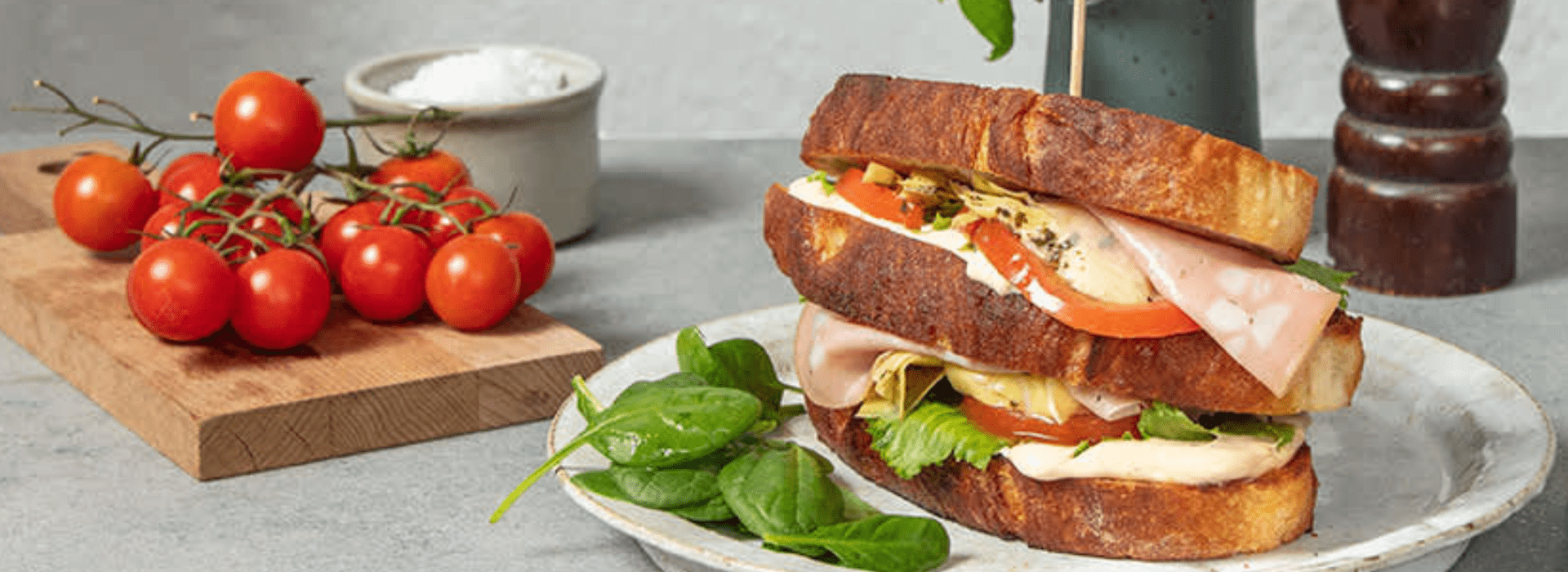 Club Sandwich med Kavli di Mozzarella Tomat og Basilikum