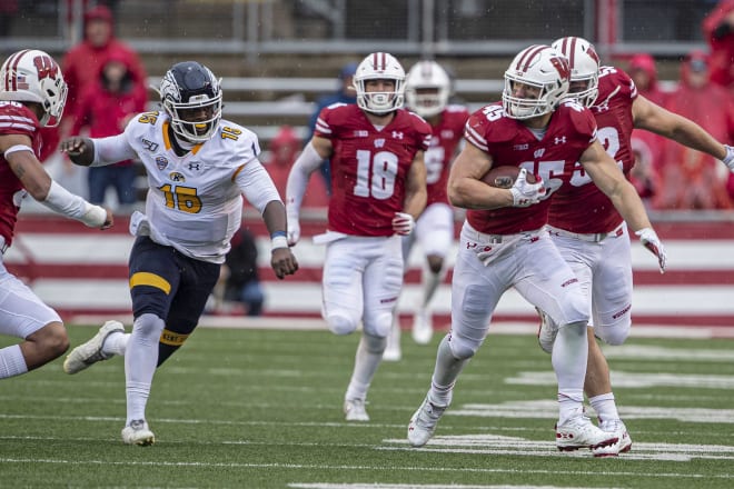 Leo Chenal showcasing his summer strength for Wisconsin Badgers football