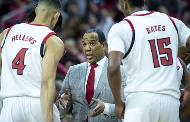 NC State Wolfpack basketball head coach Kevin Keatts talks in a huddle.