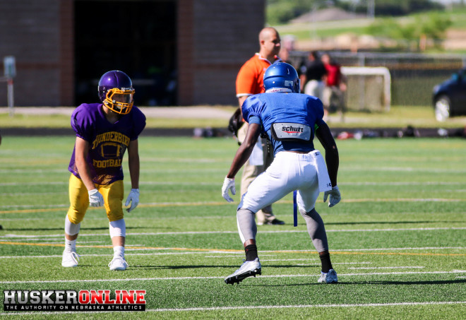 2017 Omaha North OLB Davon Wells-Ross in coverage