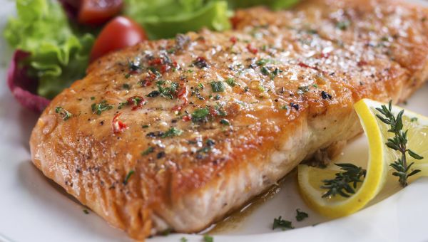 Baked salmon steak with lemon and herbs