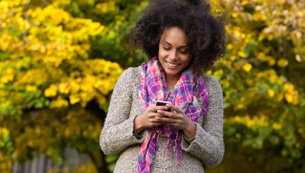 young woman texting, texting and back pain, texting and neck pain