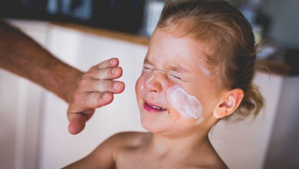 apply sunscreen child