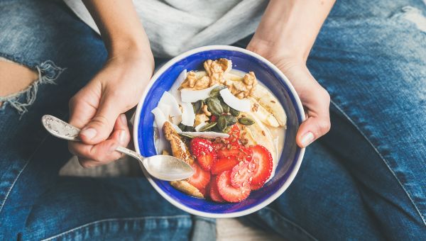 oatmeal with berries and nuts