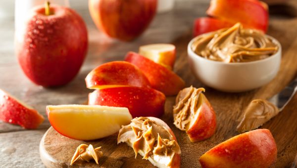 apple slices with peanut butter