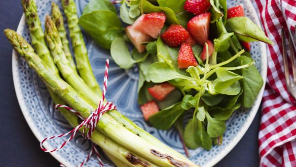 salad plate with asparagus and strawberries and greens