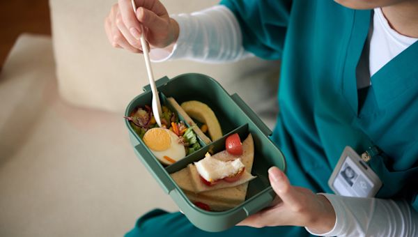 nurse eats healthy lunch