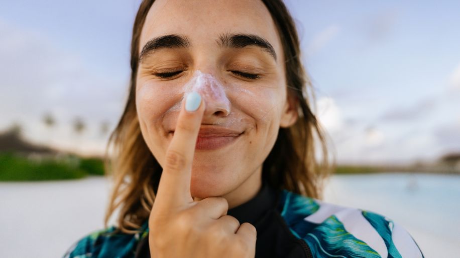 woman applying broad spectrum sunscreen