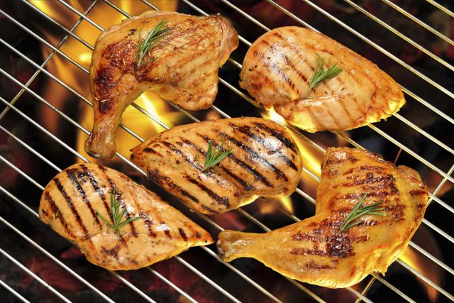 Slow-cooking chicken is grilled using a low-temperature meat cooking method, one cooking trick for better health.