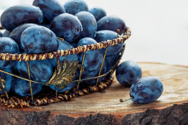 A serving of blueberries can be a healthy, diet-friendly snack to help you lose weight.