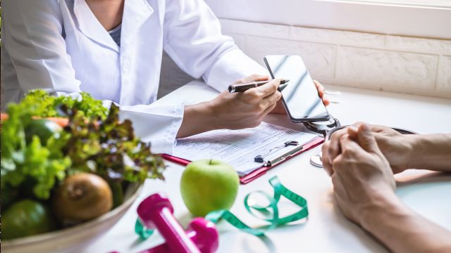 A dietician talks to a patient about reducing red meat consumption and choosing a plant-based diet for heart health.