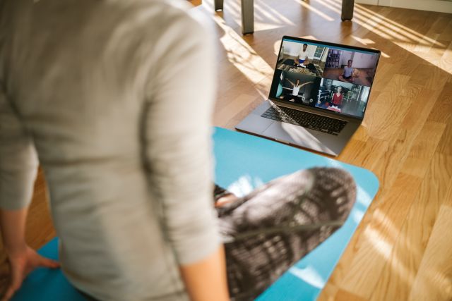 A woman with RA participates in an online fitness class