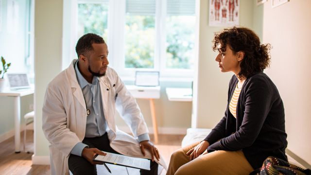 Woman meets with her doctor.