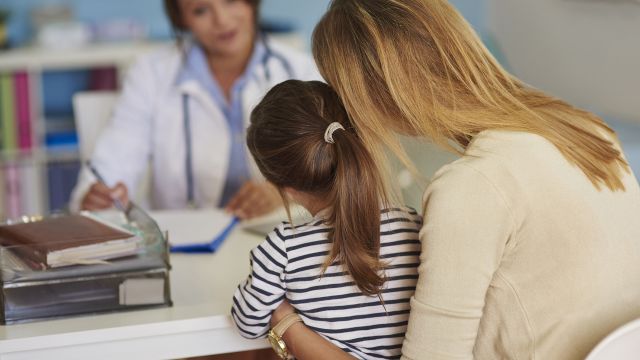 Parent of young NF patient talks to doctor