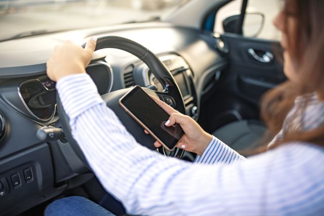 woman texting while driving