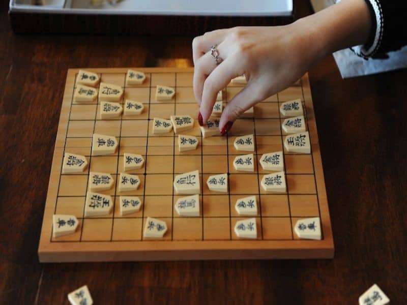 Cờ shogi có luật chơi tương đối giống cờ vua nhưng phức tạp hơn
