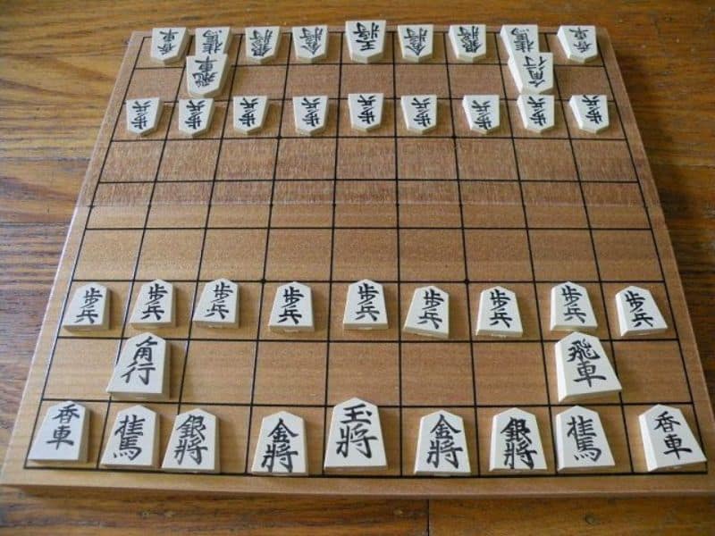 Bàn cờ Shogi được sắp xếp theo đúng luật